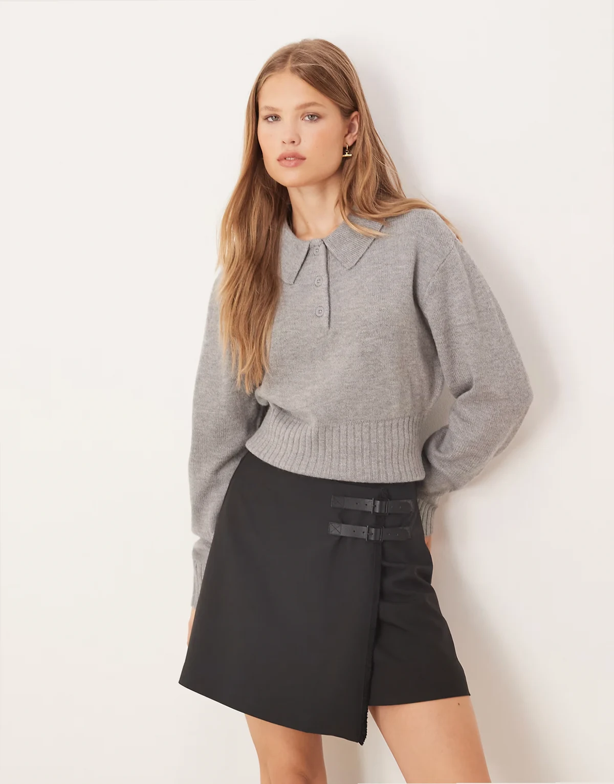 – Langärmliger Strickpullover in meliertem Mittelgrau mit Kragen