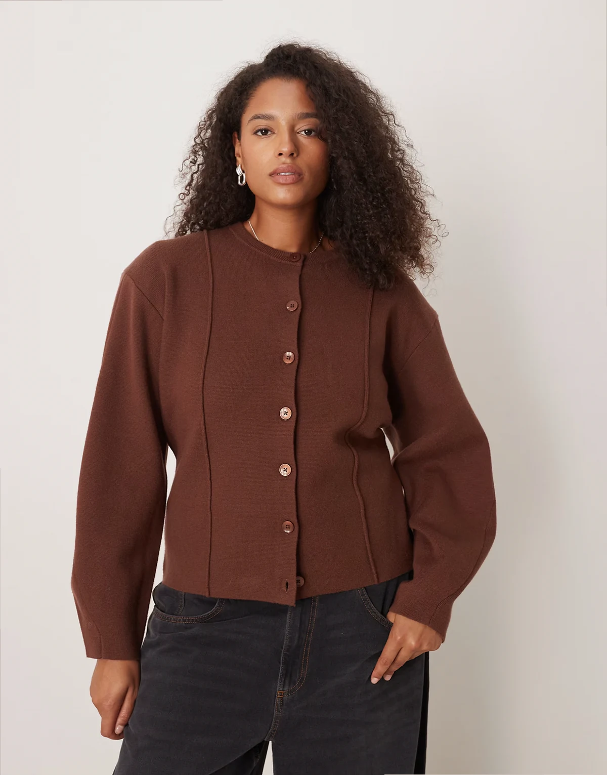 ASOS DESIGN Curve – Czekoladowy, formowany, taliowany kardigan z okrągłym dekoltem i poduszkami na ramionach
