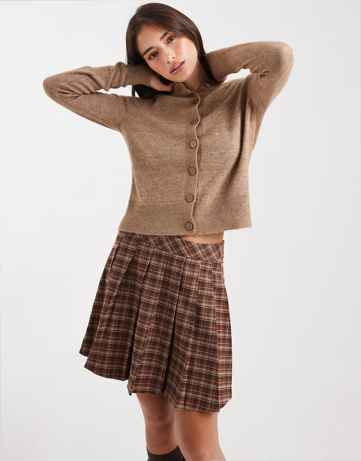 – Strickjacke in Camel mit Rundhalsausschnitt
