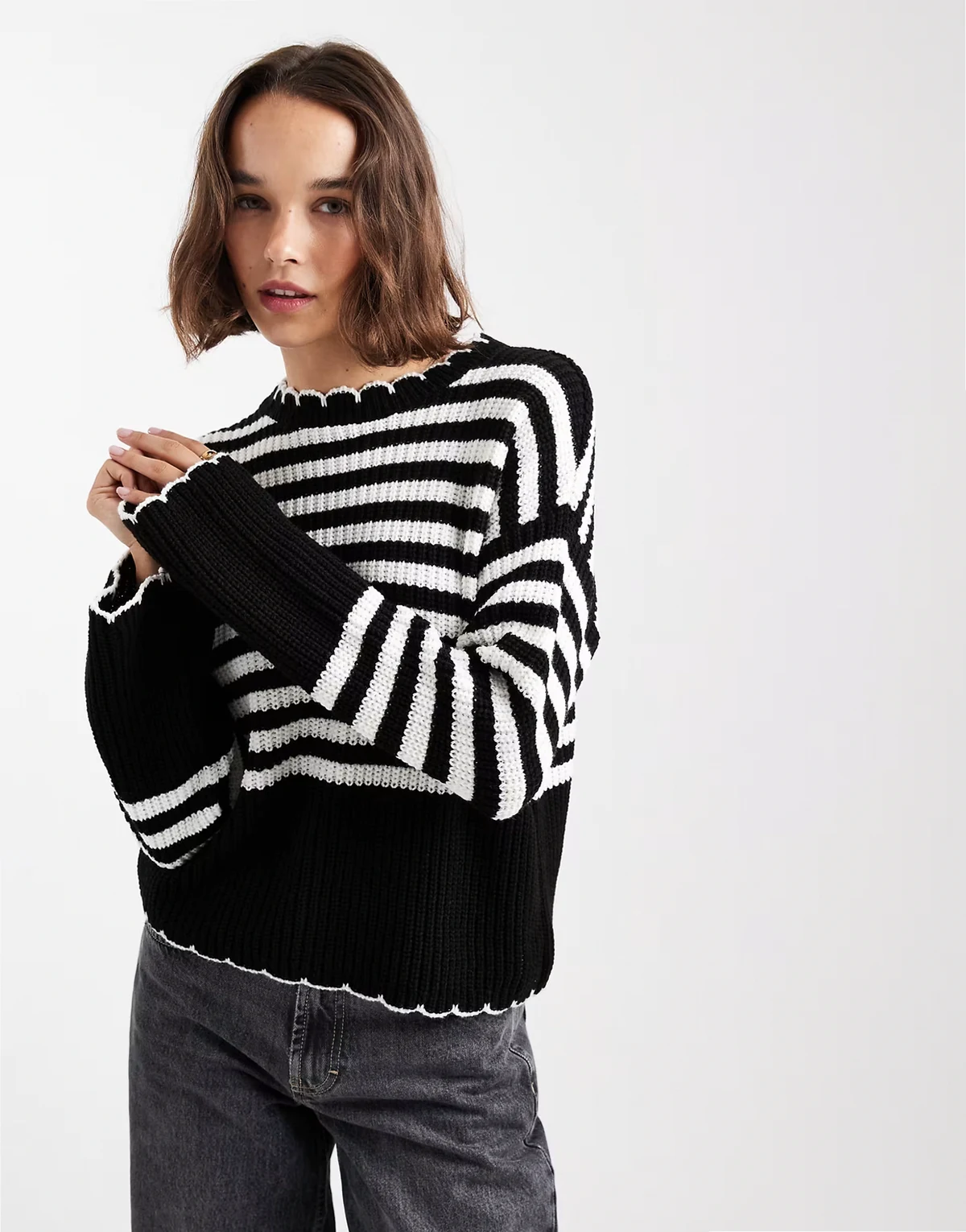– Gestreifter Grobstrickpullover in Schwarz und Weiß