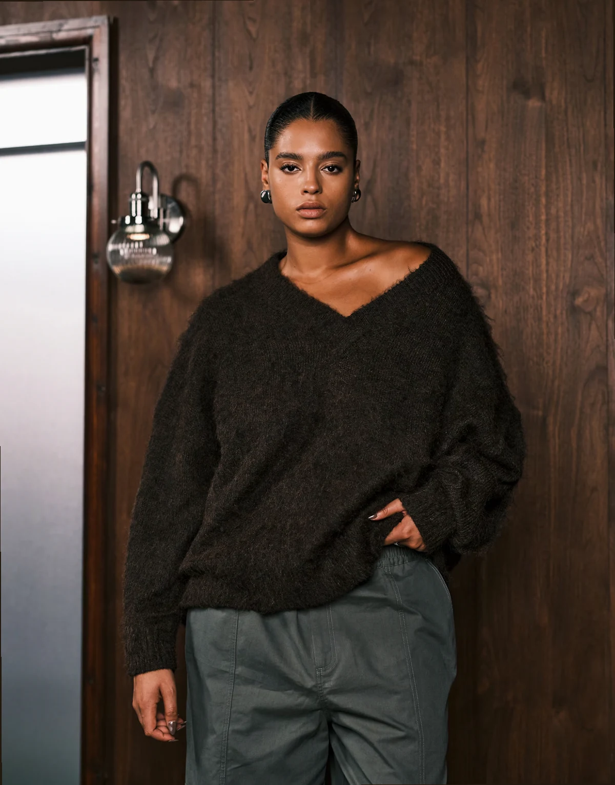 ASOS DESIGN Curve – Czekoladowy szczotkowany sweter dzianinowy oversize z dekoltem w kształcie litery V