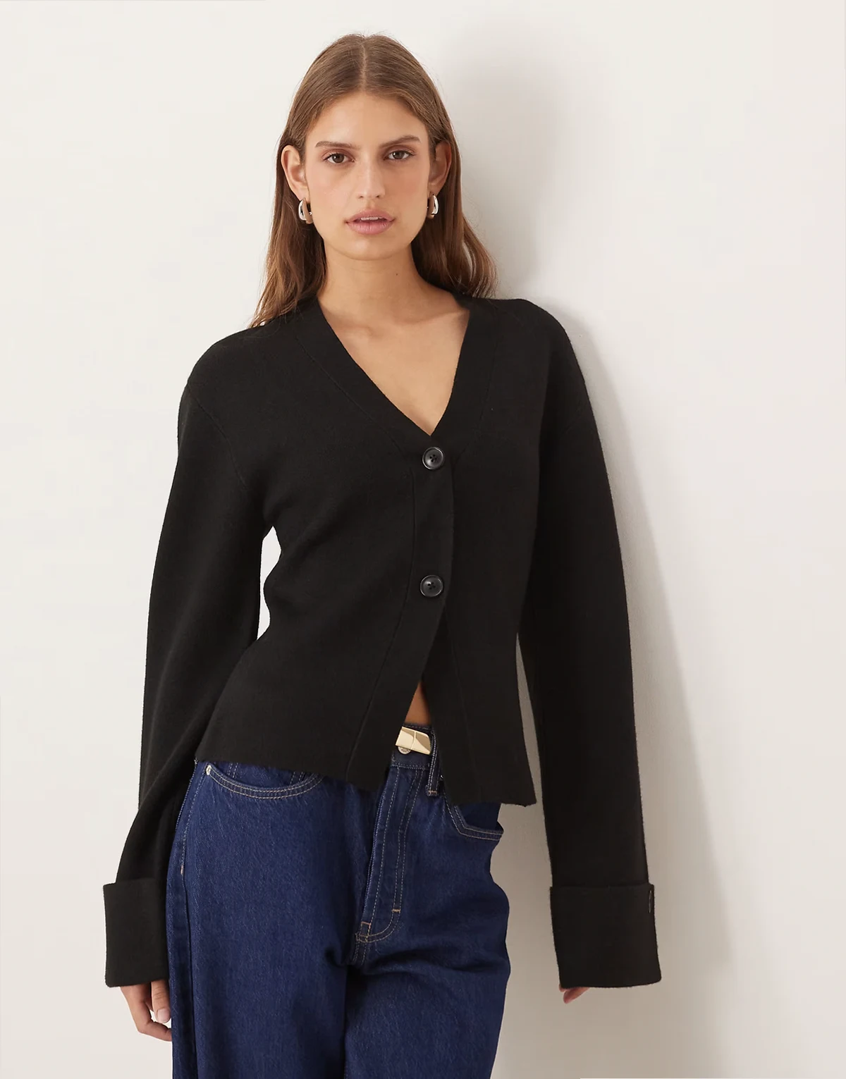 – Langärmlige, geformte Strickjacke in Schwarz