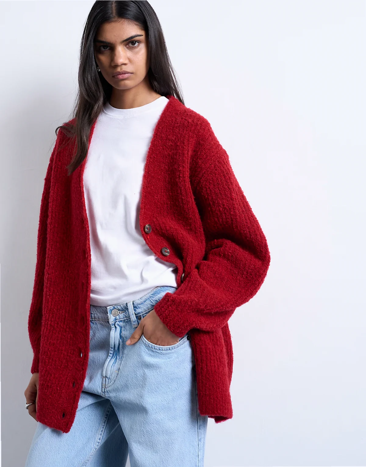 – Czerwony kardigan oversize o fasonie boyfriend