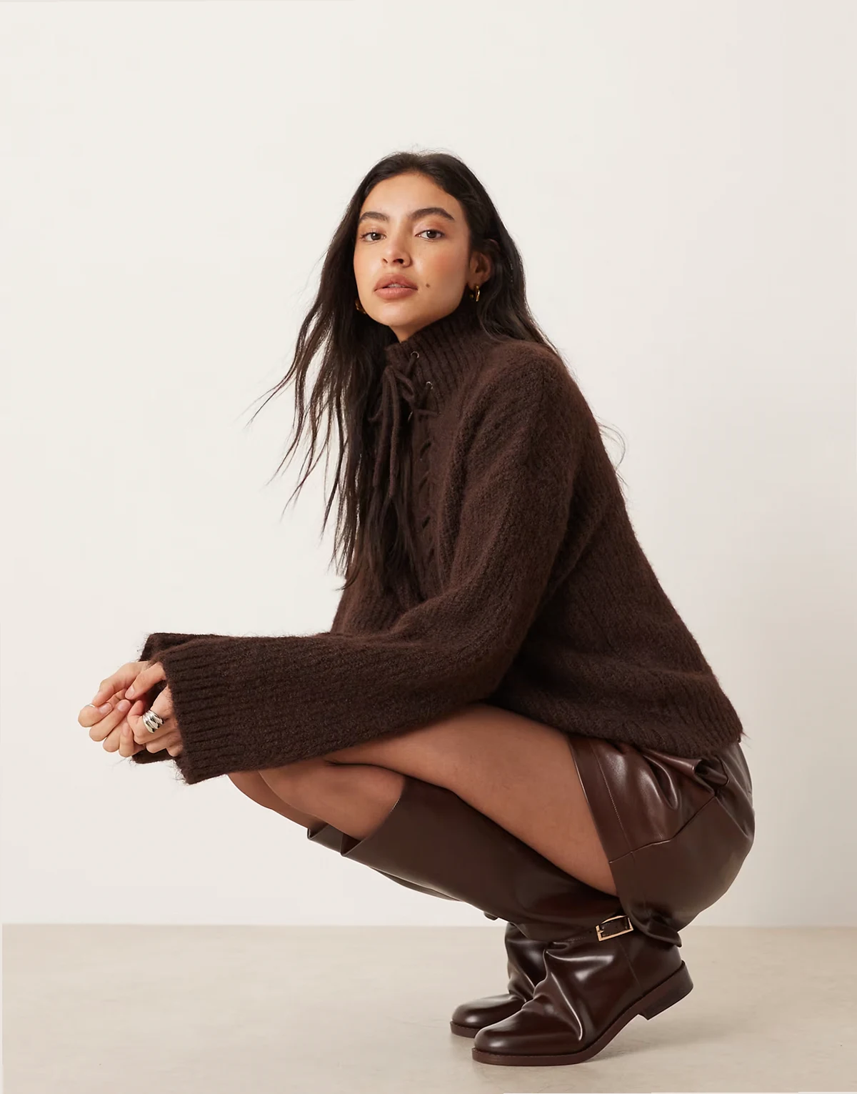 – Chenielle – Hochwertiger Pullover in Schokobraun mit Stehkragen und Bindedetail