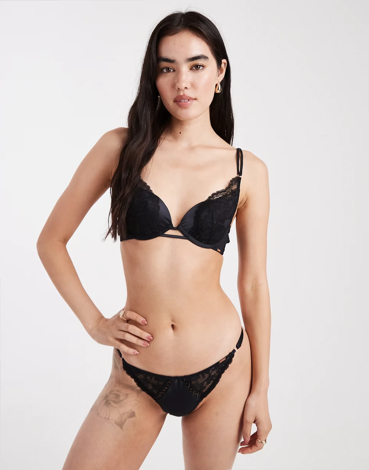 – Lyra – Leicht wattierter, tief ausgeschnittener BH aus Satin in Schwarz