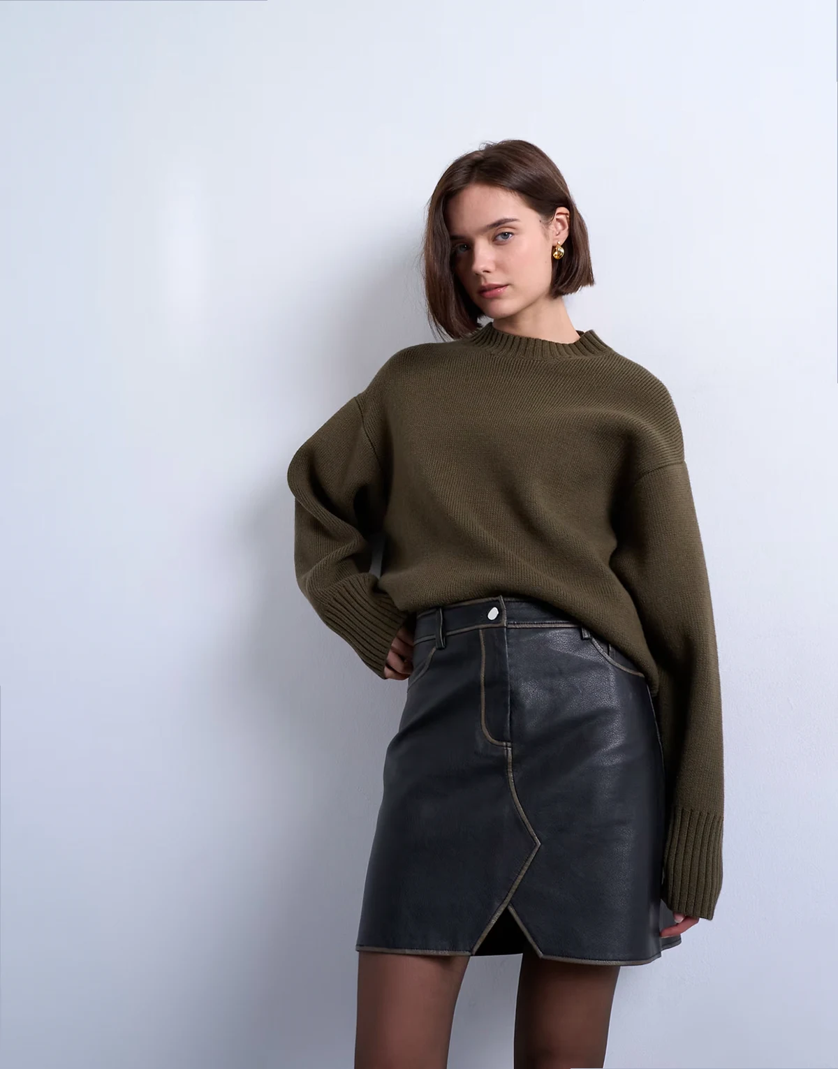 – Ciemnobrązowa spódnica mini z imitacji skóry stylizowanej na denim, ze szwem w kształcie V