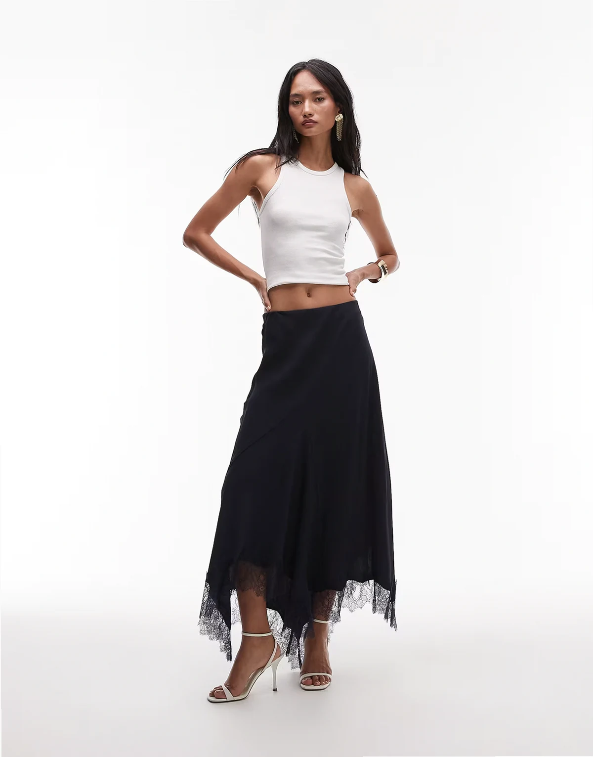– Maxirock aus Satin in Blau mit asymmetrischem Saum aus Spitze