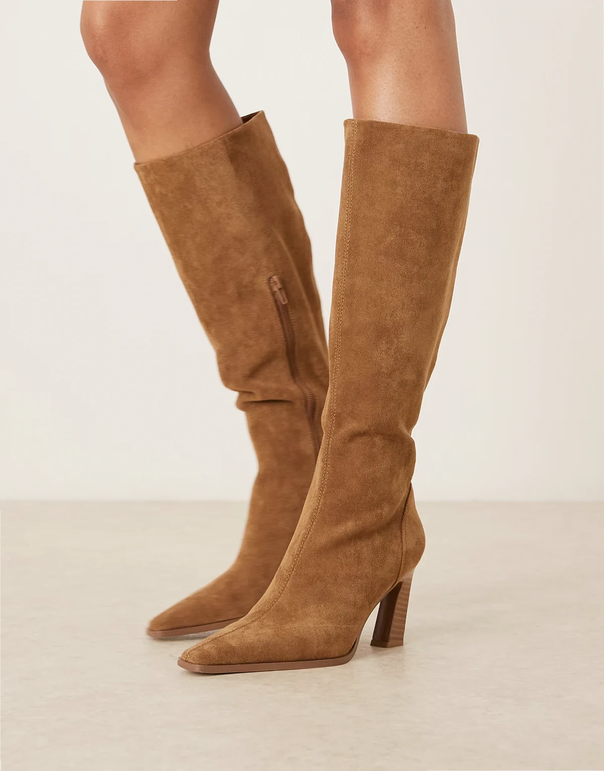 – Clara – Kniehohe Stiefel aus Wildlederimitat in Sand mit leicht abgerundeter Spitze