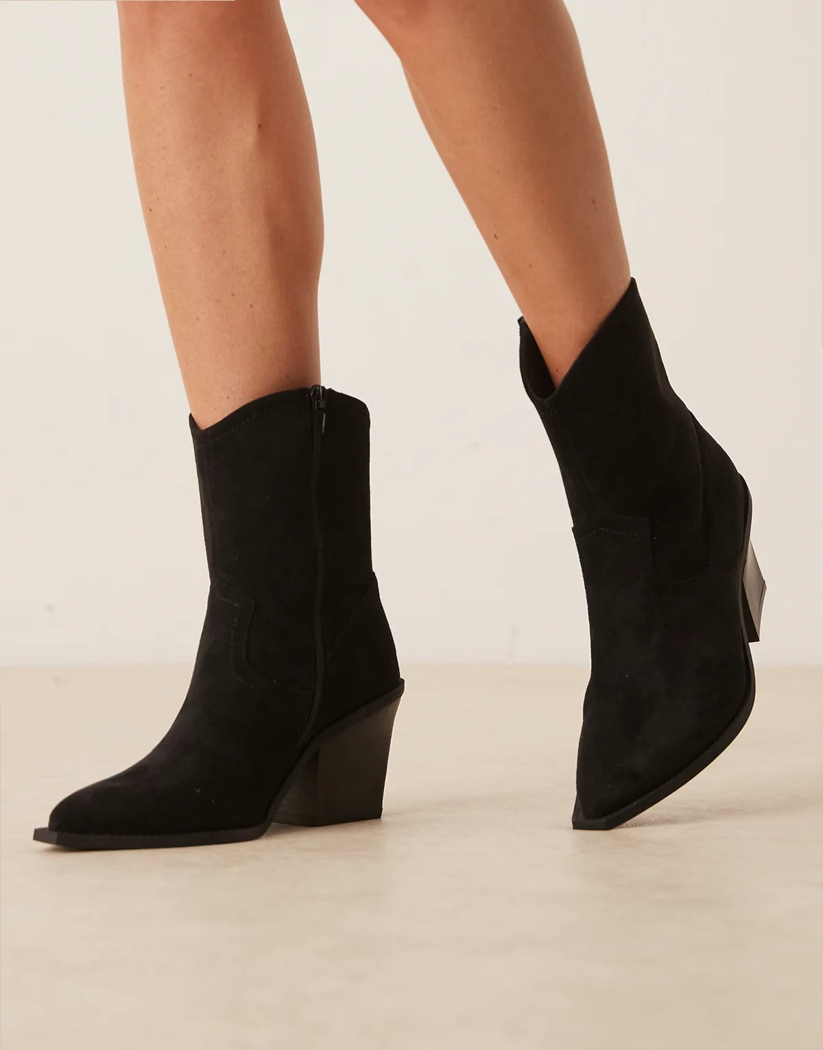 Wide Fit – Remedy – Cowboystiefel aus schwarzem Wildleder mit Absatz, weite Passform