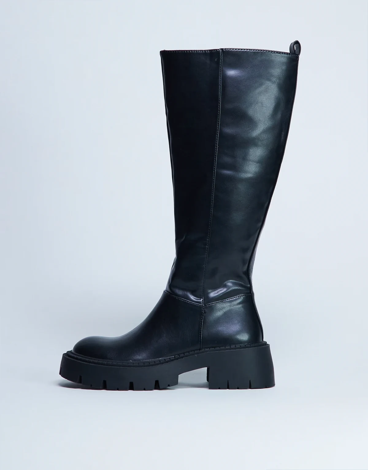 – Riya – Kniehohe Stiefel in Schwarz mit dicker Sohle