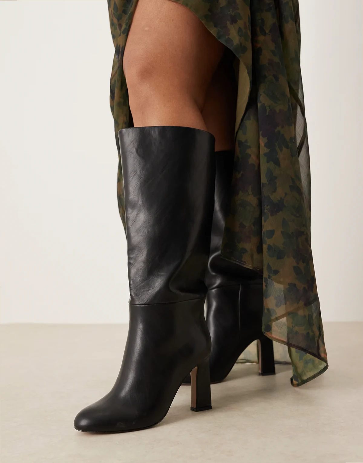 Curve – Carly – Kniehohe Schlupfstiefel in Schwarz mit Blocksatz