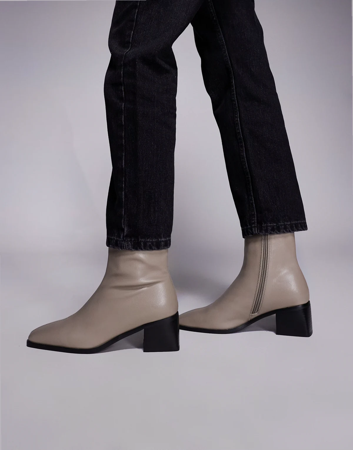 SIMMI London – Nimer – Szarobeżowe buty do kostki na średnim obcasie klockowym