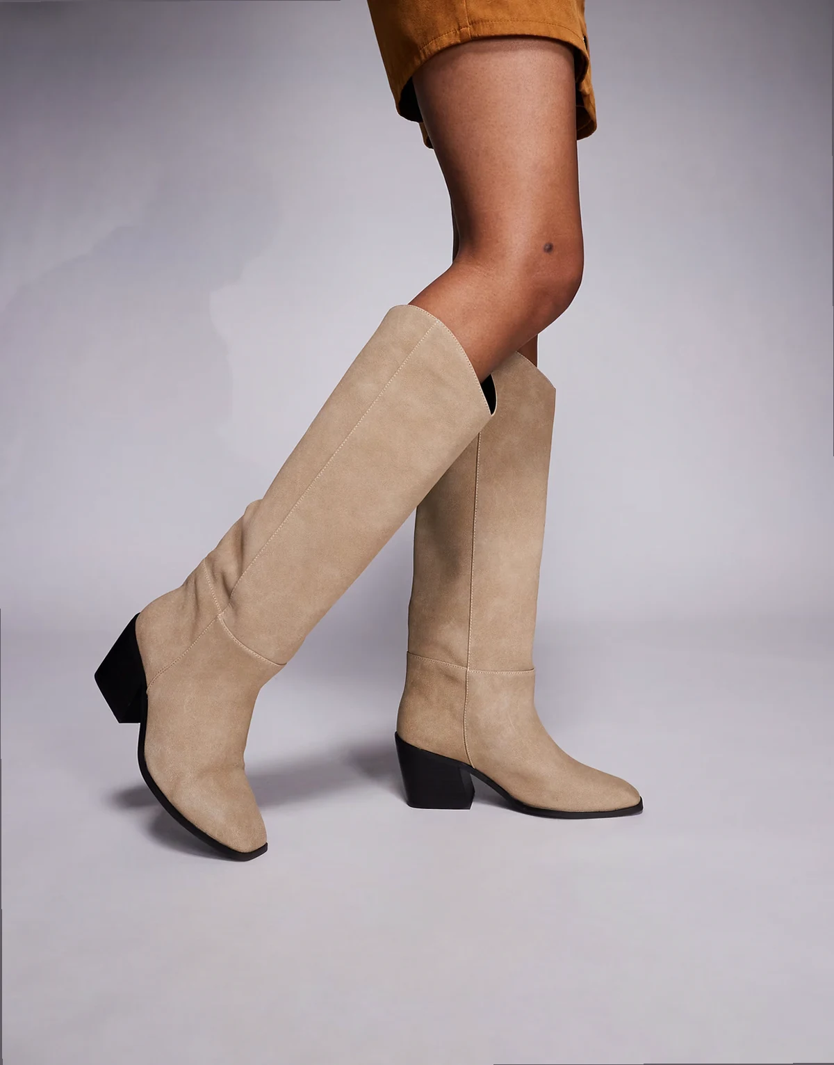 Simmi London – Dallas – Kamiennobeżowe kozaki w kowbojskim stylu z imitacji zamszu