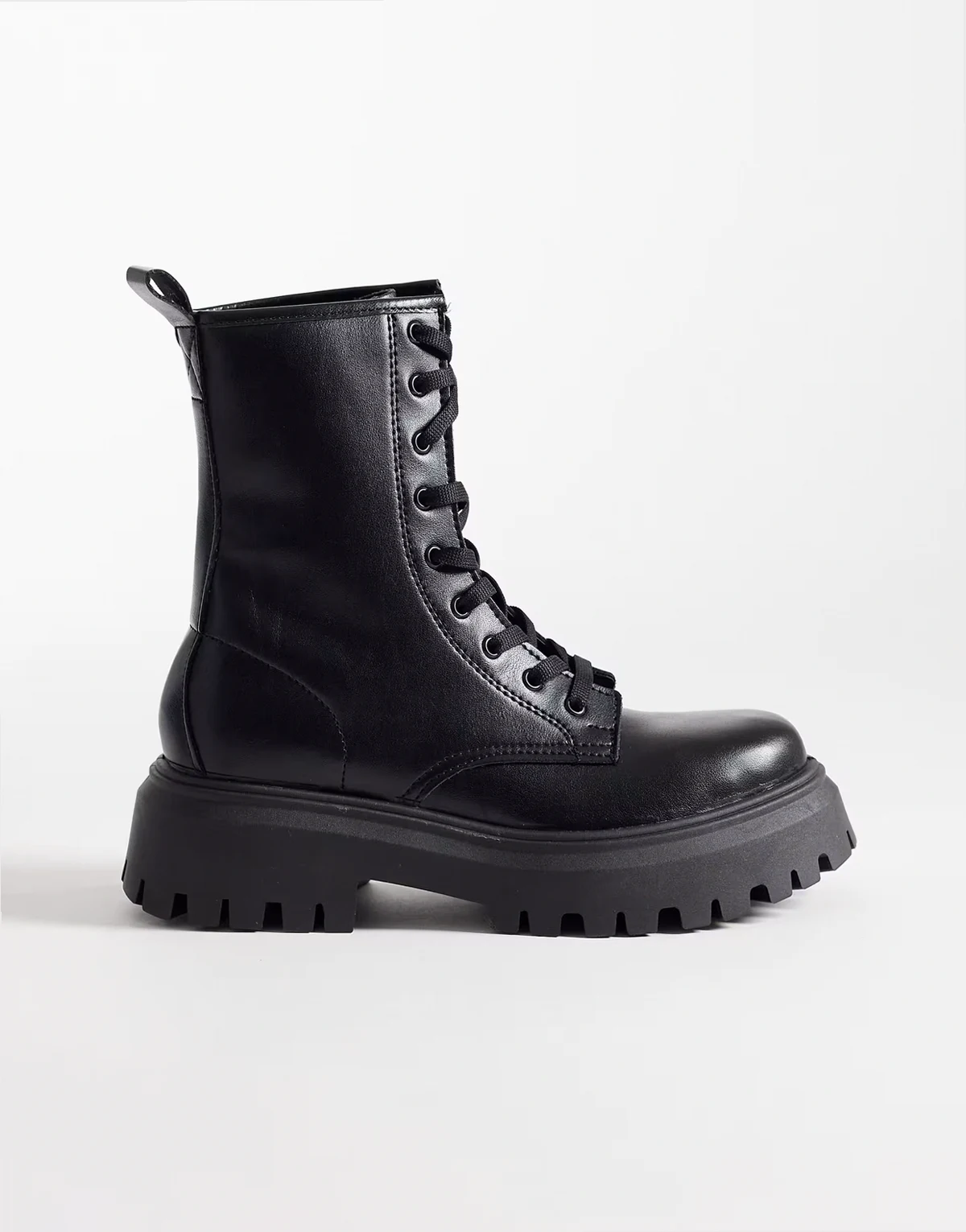 – Ava – Flache Schnürstiefel in Schwarz, weite Passform
