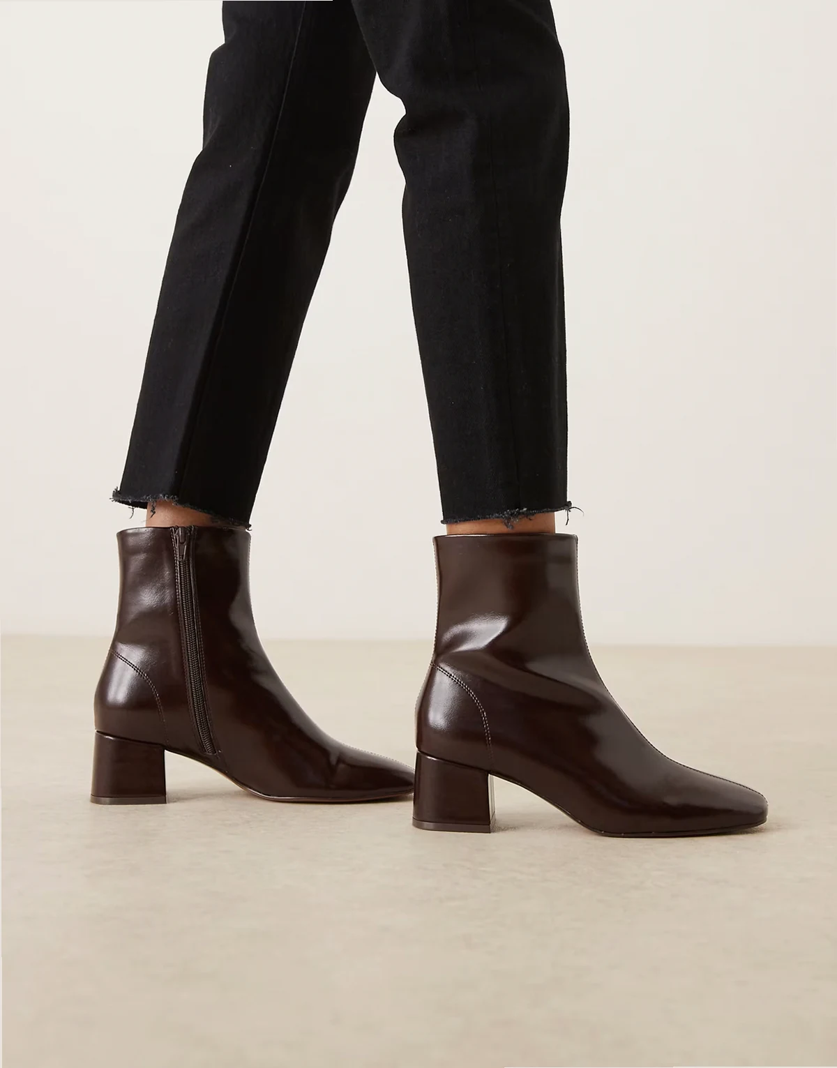 Wide Fit – Relay – Elegante Stiefeletten in Schokobraun mit Absatz