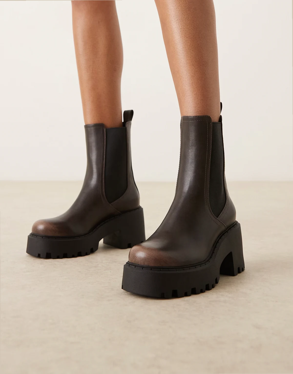 Wide Fit – Rae – Chelsea-Stiefel in Schokobraun mit dicker Sohle und Absatz, weite Passform