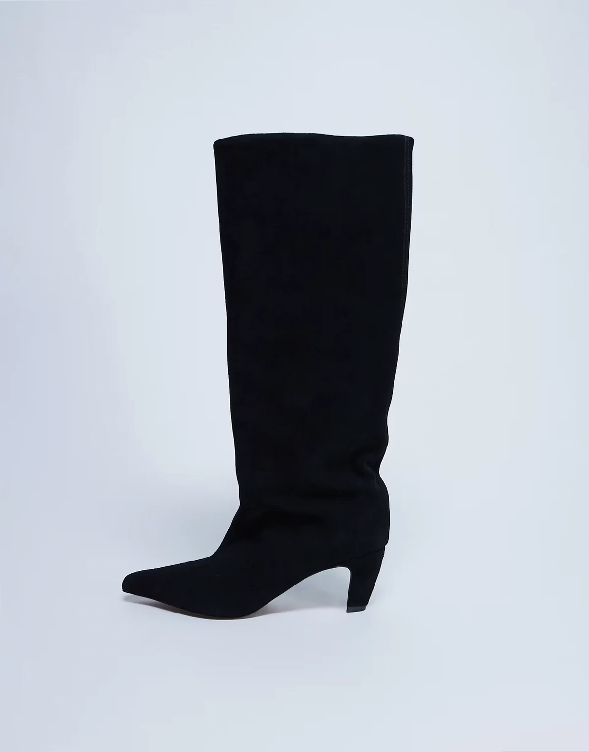 – Nelly – Lässige Stiefel aus Wildleder in Schwarz mit spitzer Zehenpartie