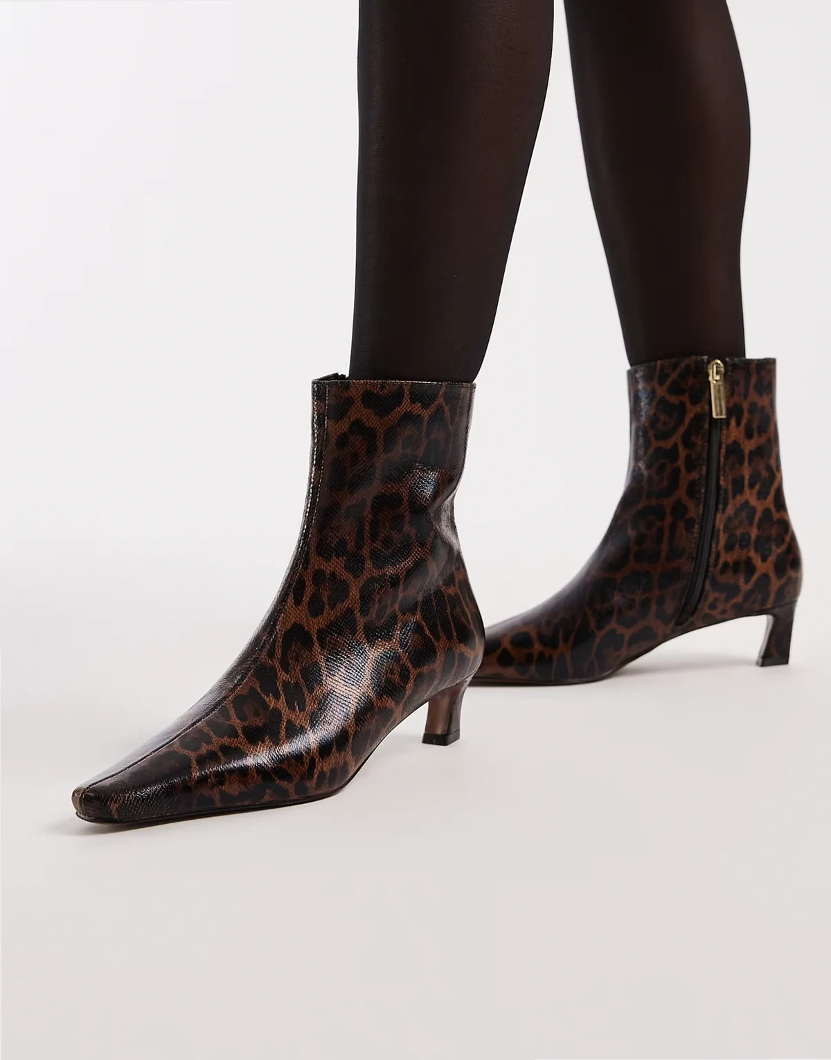 – Mittelhohe Ankle Boots mit Leopardenprint und Kitten Heel