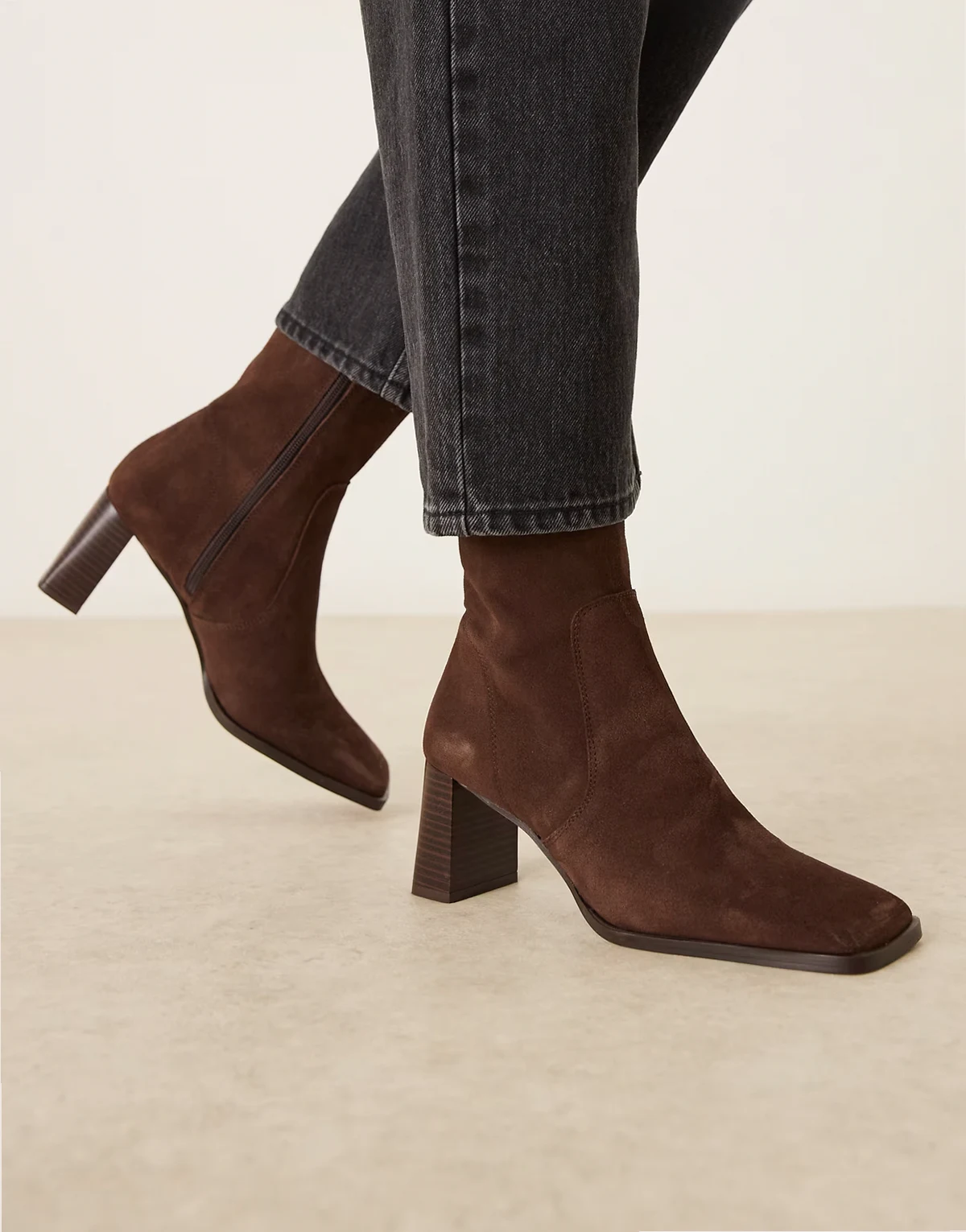 – Ramona – Ankle-Boots aus Wildleder in Schokobraun mit eckiger Zehenpartie und Absatz