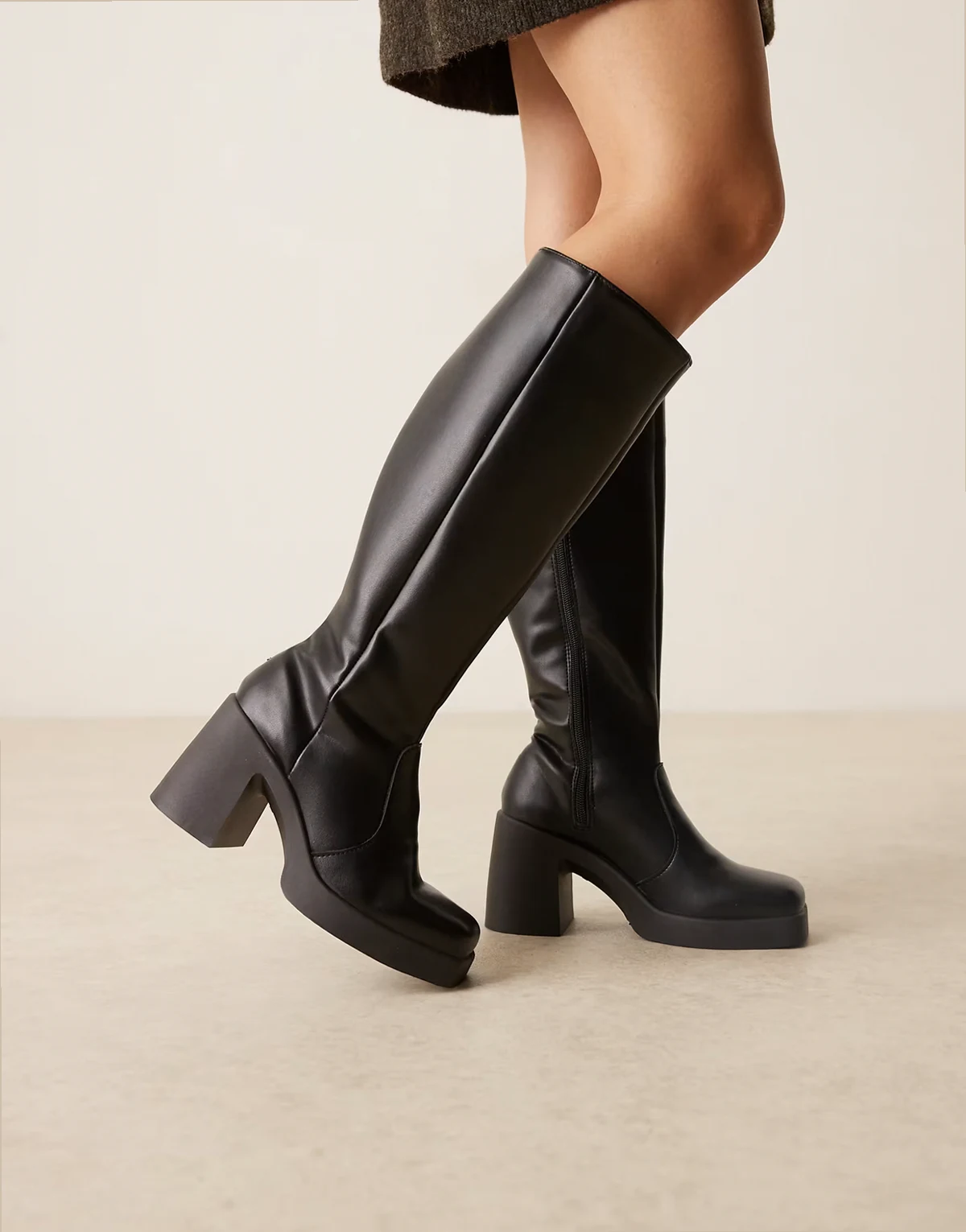 – Coraline – Kniehohe PU-Stiefel in Schwarz mit eckiger Zehenpartie und Absatz