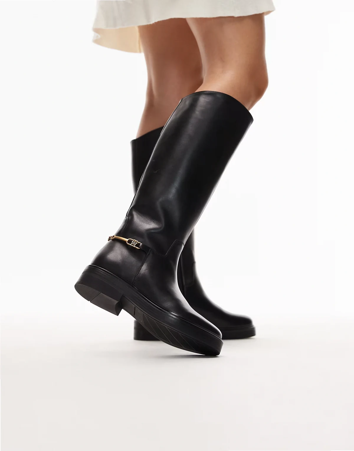 – Czarne kozaki w stylu jeździeckim