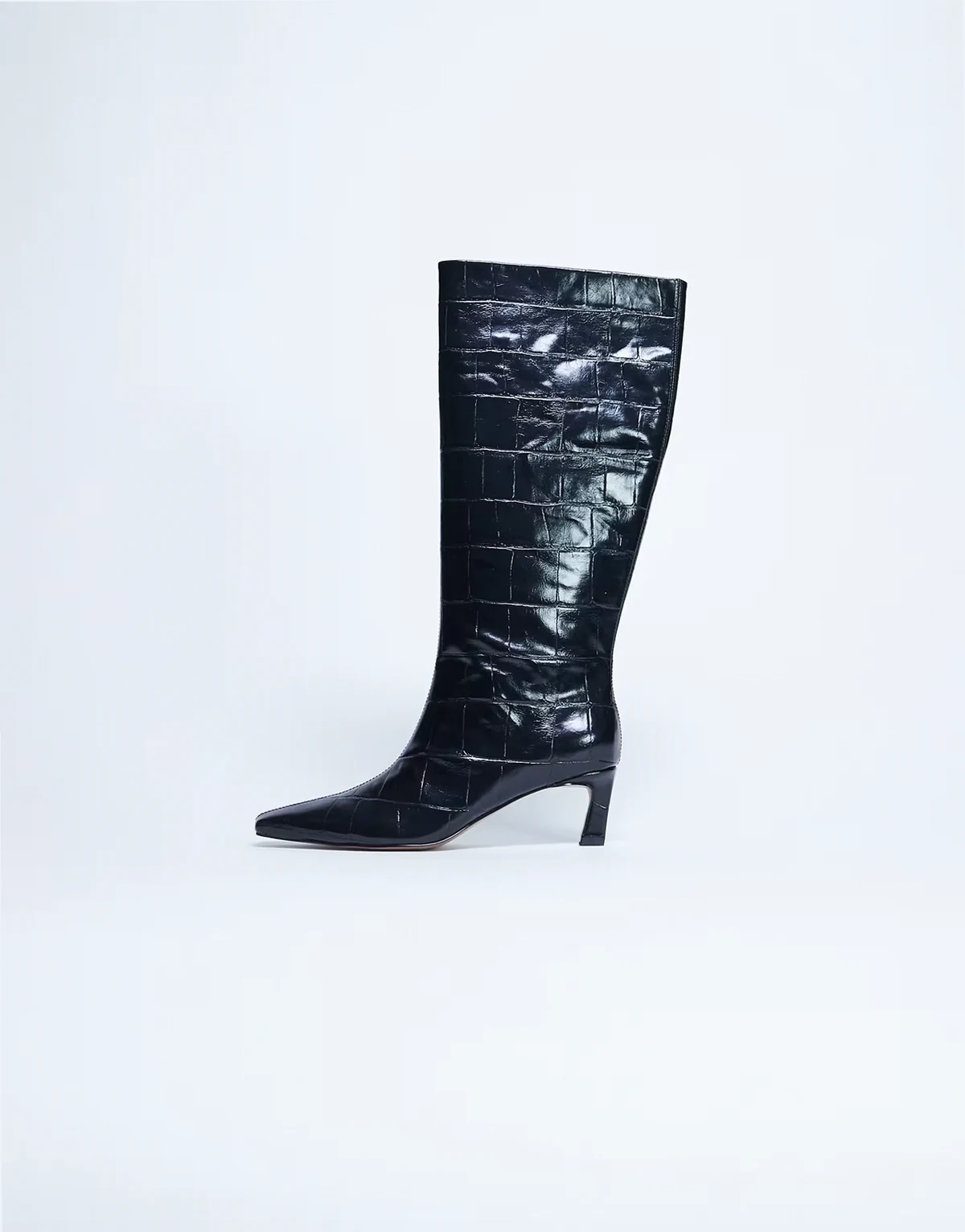 – Tanya – Kniehohe Stiefel in Kroko-Schwarz mit spitzer Zehenpartie