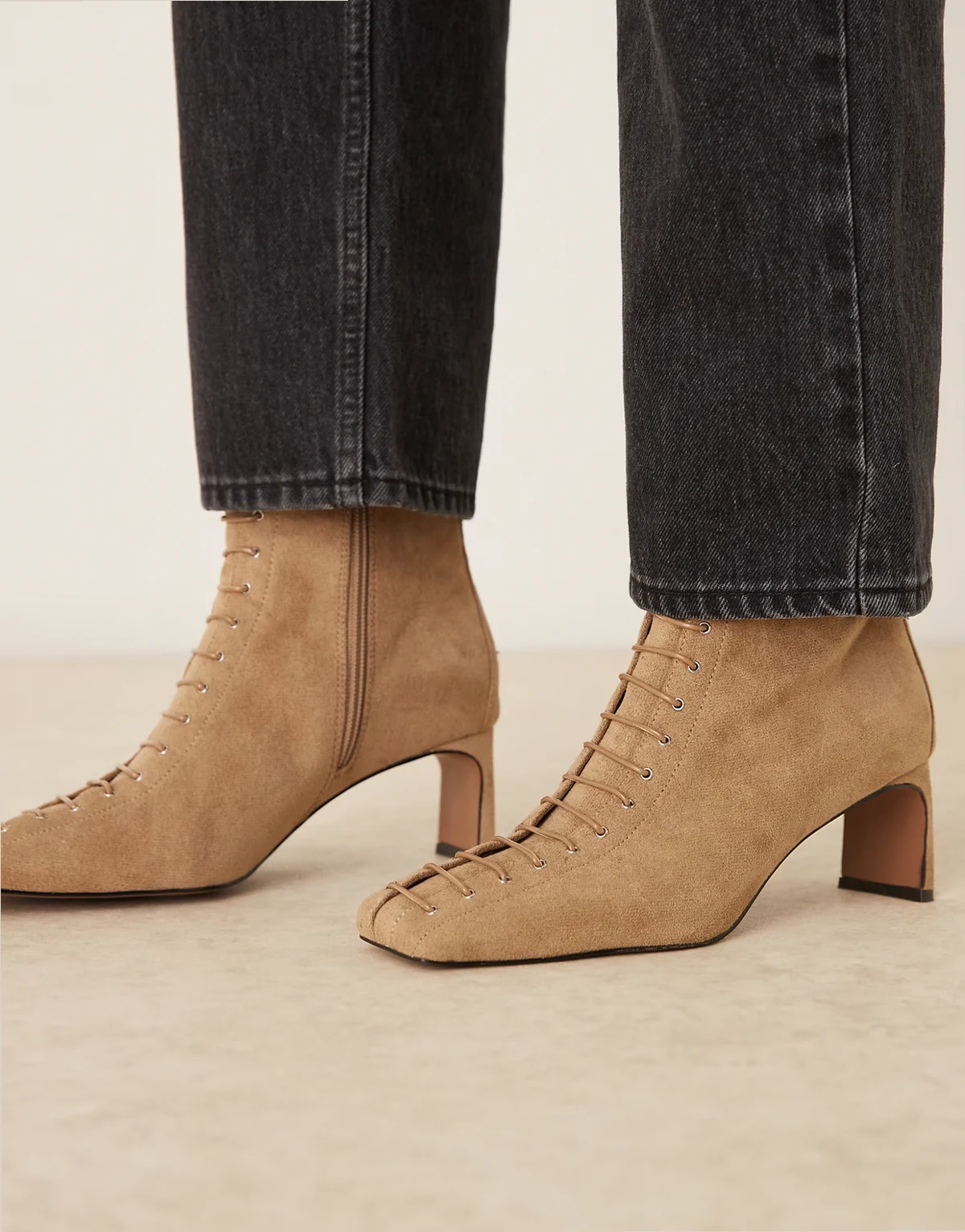 – Rue – Geschnürte Ankle-Boots aus Wildlederimitat in Hellbraun mit Absatz