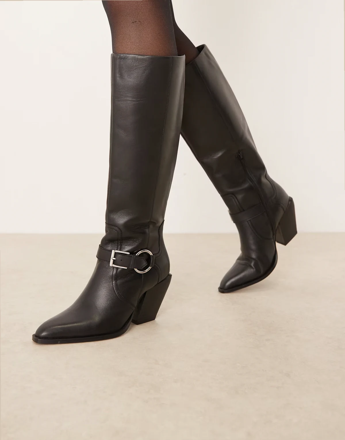 – Carson – Kniehohe Cowboy-Schlupfstiefel aus Leder in Schwarz mit Gurtdetail