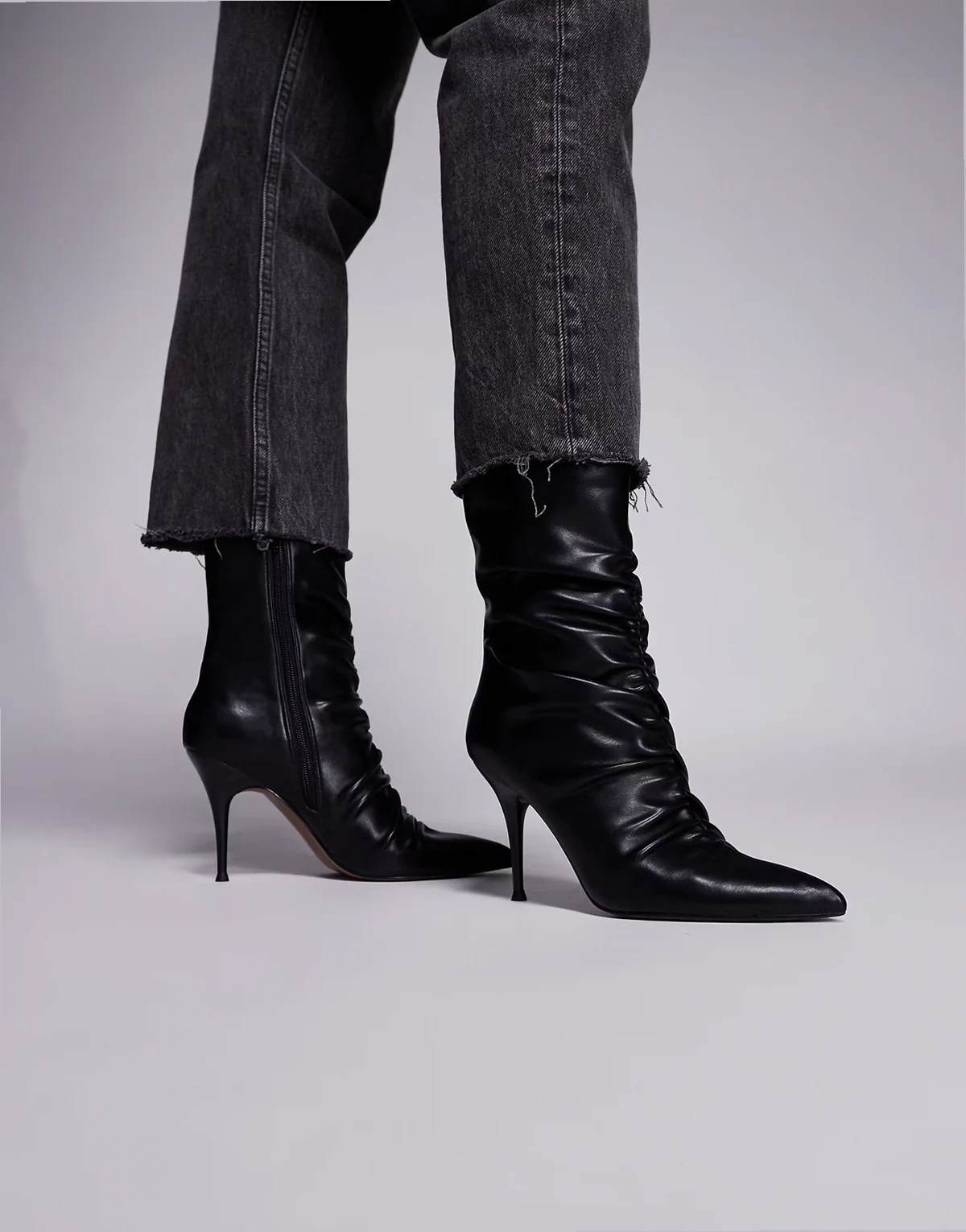 – Erin – Geraffte Ankle-Boots in Schwarz mit hohem Absatz