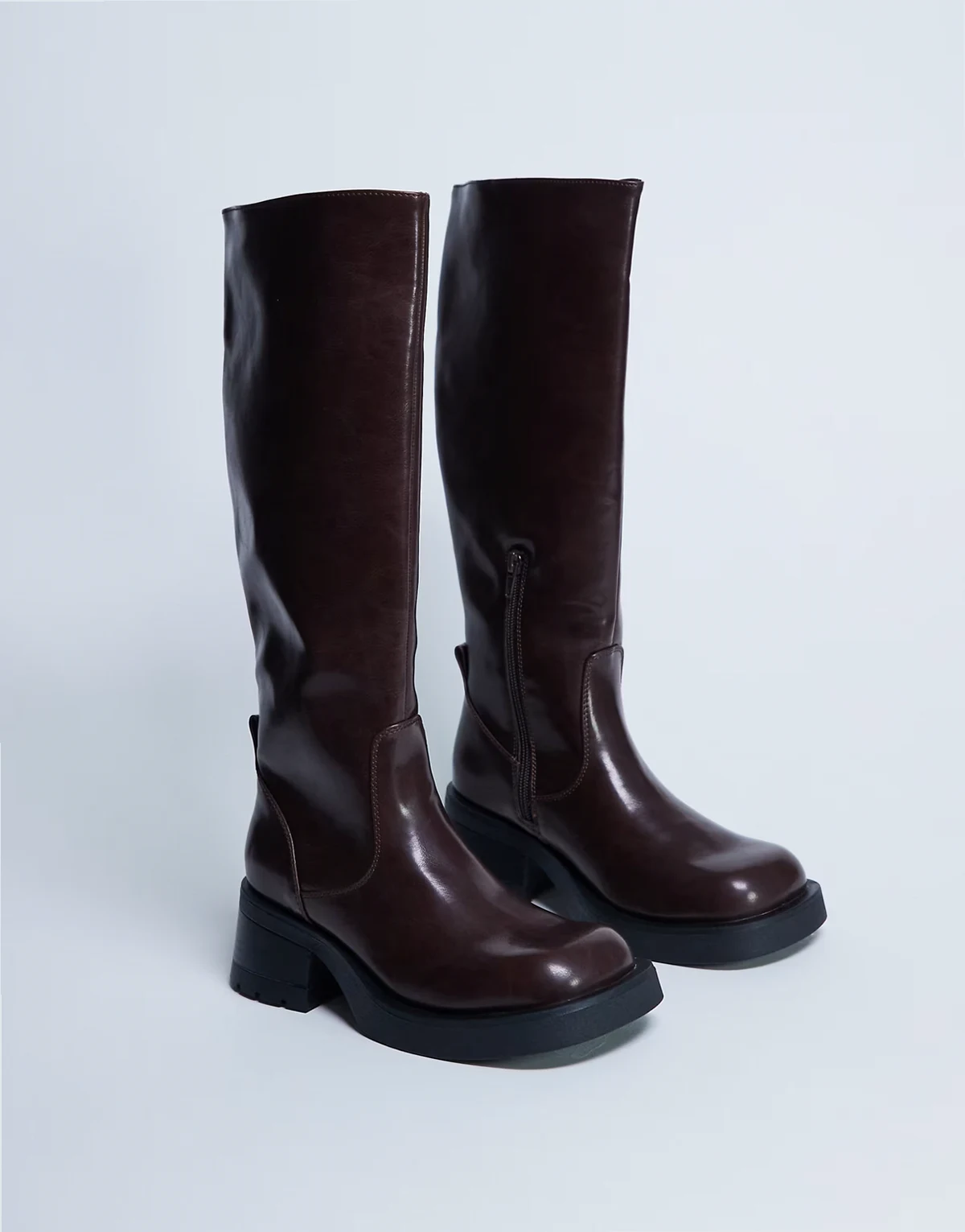 – Rachel – Kniehohe Stiefel in Schokobraun mit Absatz und dicker Sohle