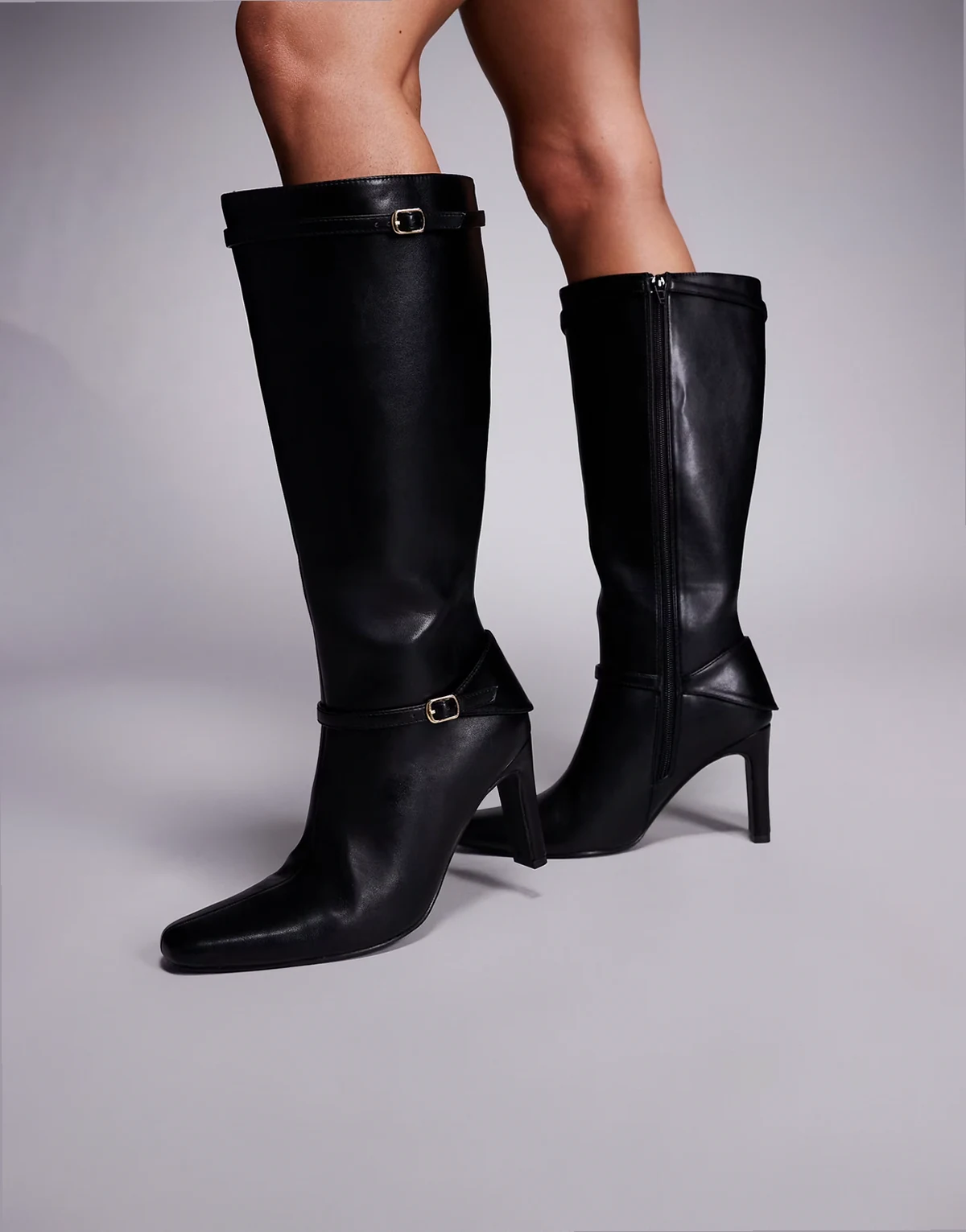 – Poppy – Czarne poliuretanowe botki do kolan na obcasie z ozdobną klamrą