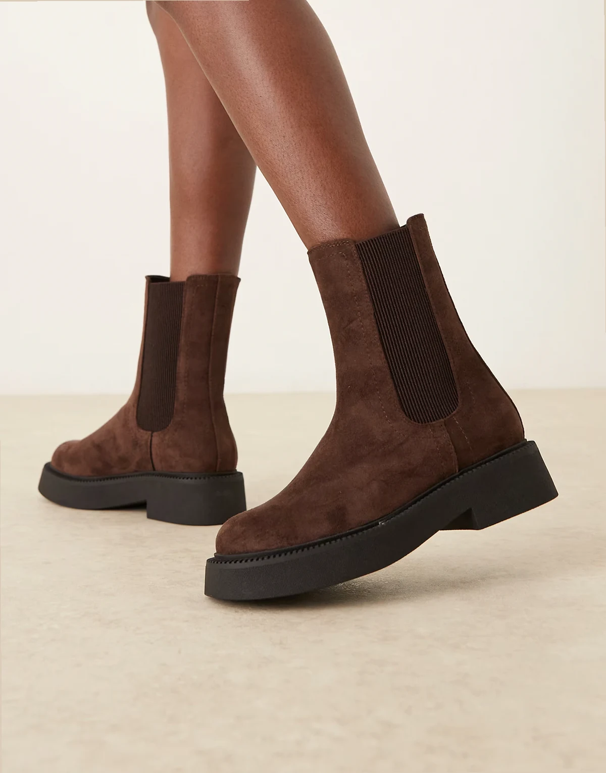– Andy – Flache Chelsea-Stiefel aus Wildlederimitat in Schokobraun mit dicker Sohle