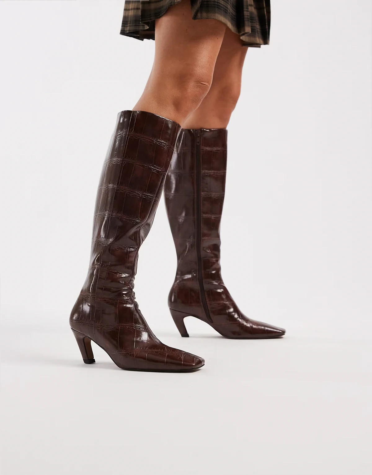 – Colette – Kniehohe Stiefel in Kroko-Braun mit kantiger Spitze