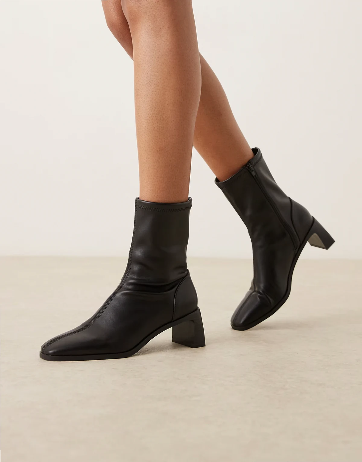 – Rush – Stiefeletten in Schwarz mit versetztem Absatz