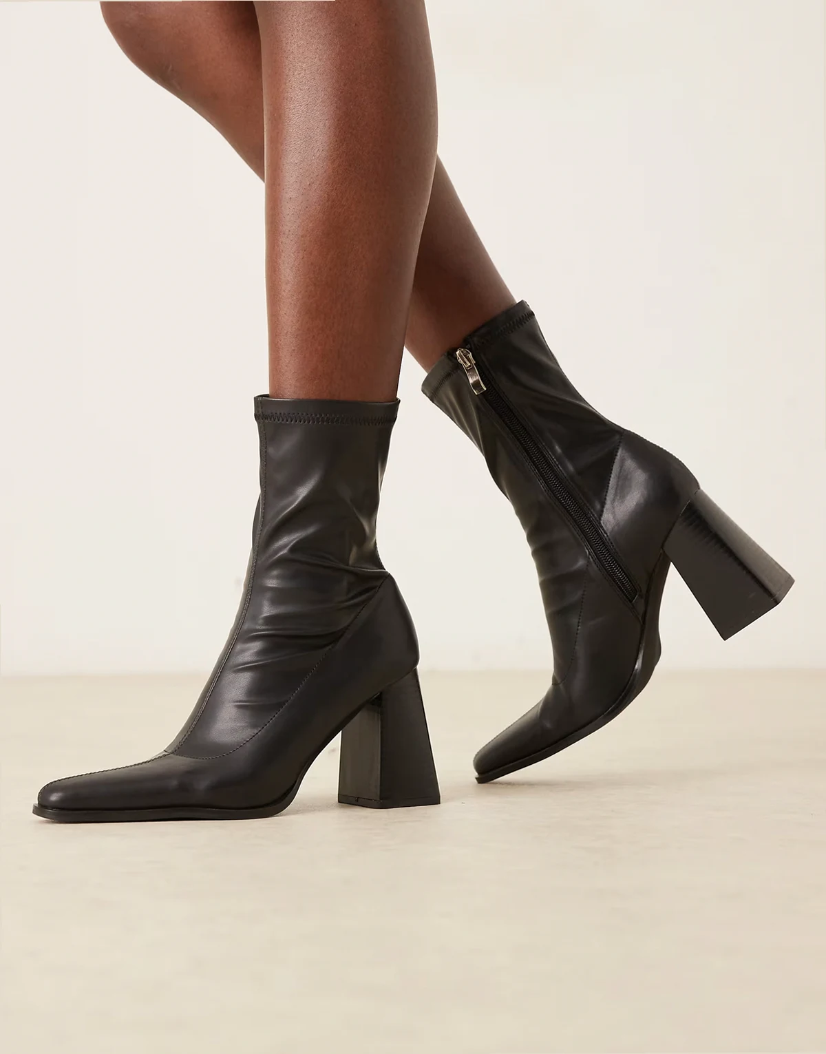 – Whisper – Stiefeletten in Schwarz mit Blockabsatz und spitzer Zehenpartie