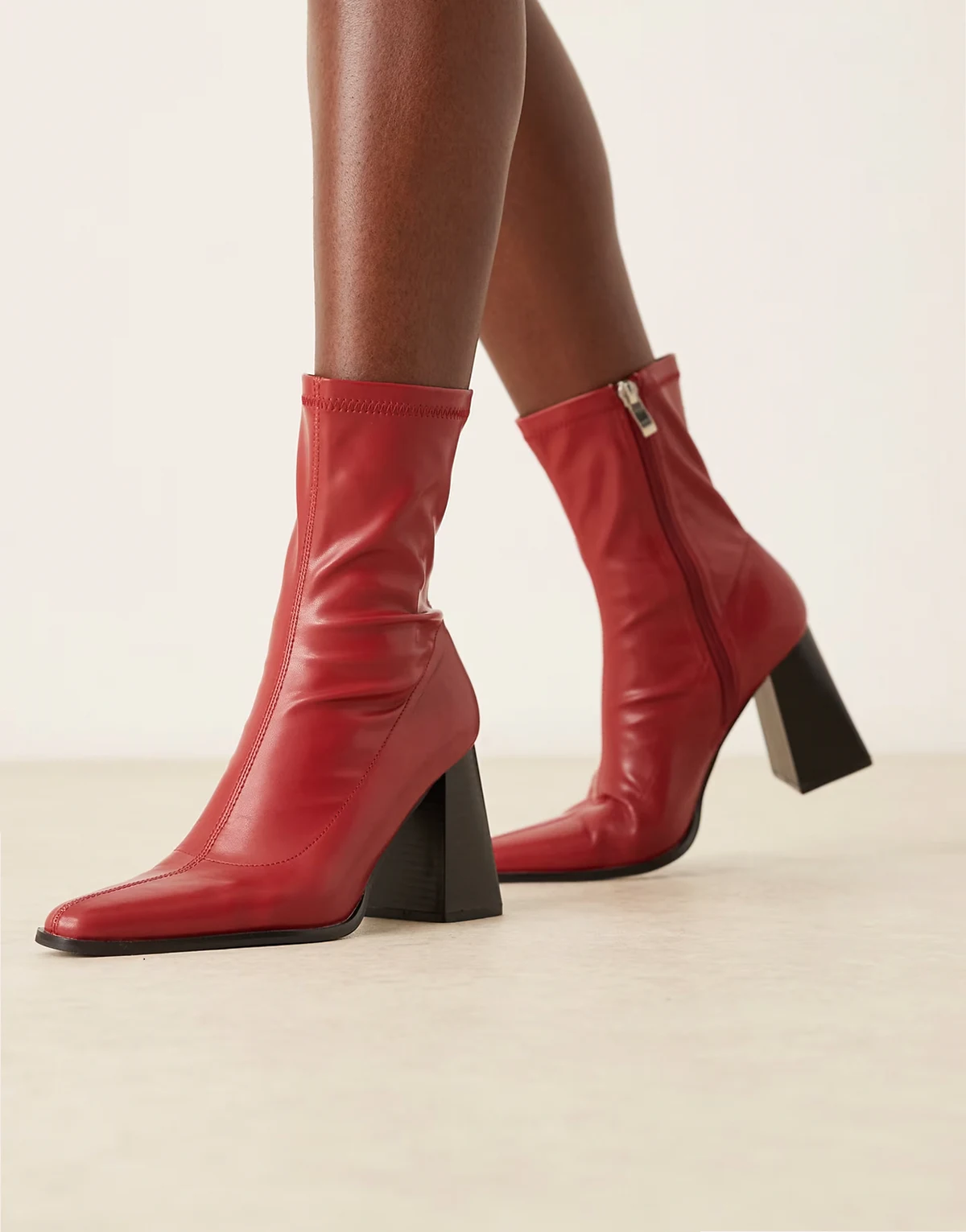 – Whisper – Stiefeletten in Beerenrot mit Blockabsatz und spitzer Zehenpartie