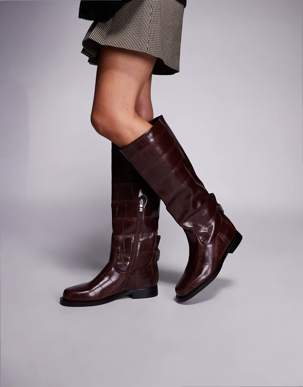 SIMMI London – Bernie – Bordowe buty jeździeckie do kolan w krokodyli wzór