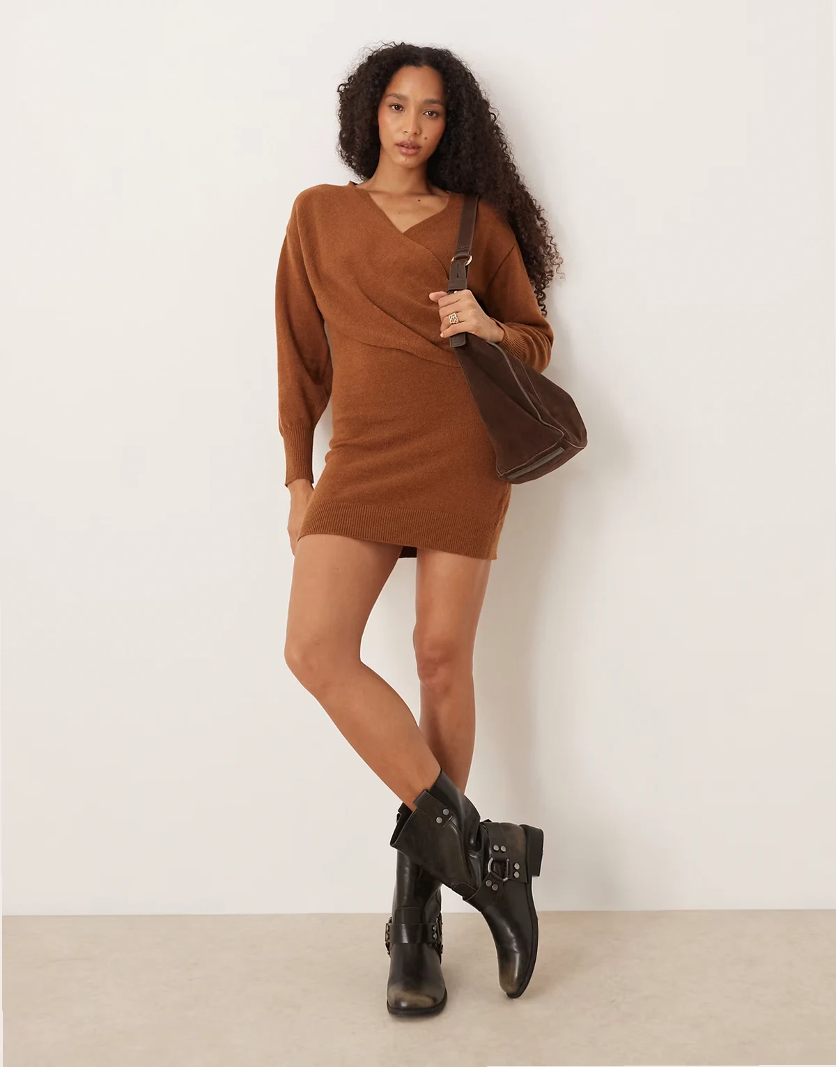 – Kurzes Wickelkleid aus Strick in Camel