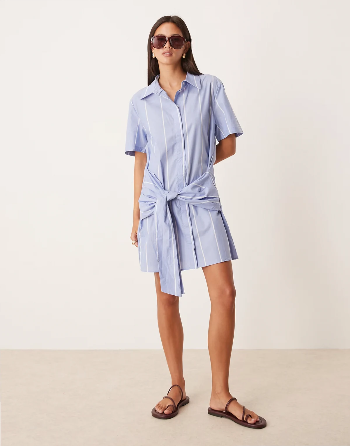 – Hemdkleid aus Baumwolle in Hellblau gestreift mit Bindeband in der Taille