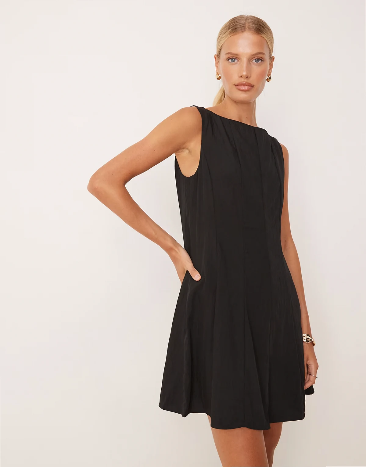 – Strukturiertes, ausgestelltes Minikleid in Schwarz