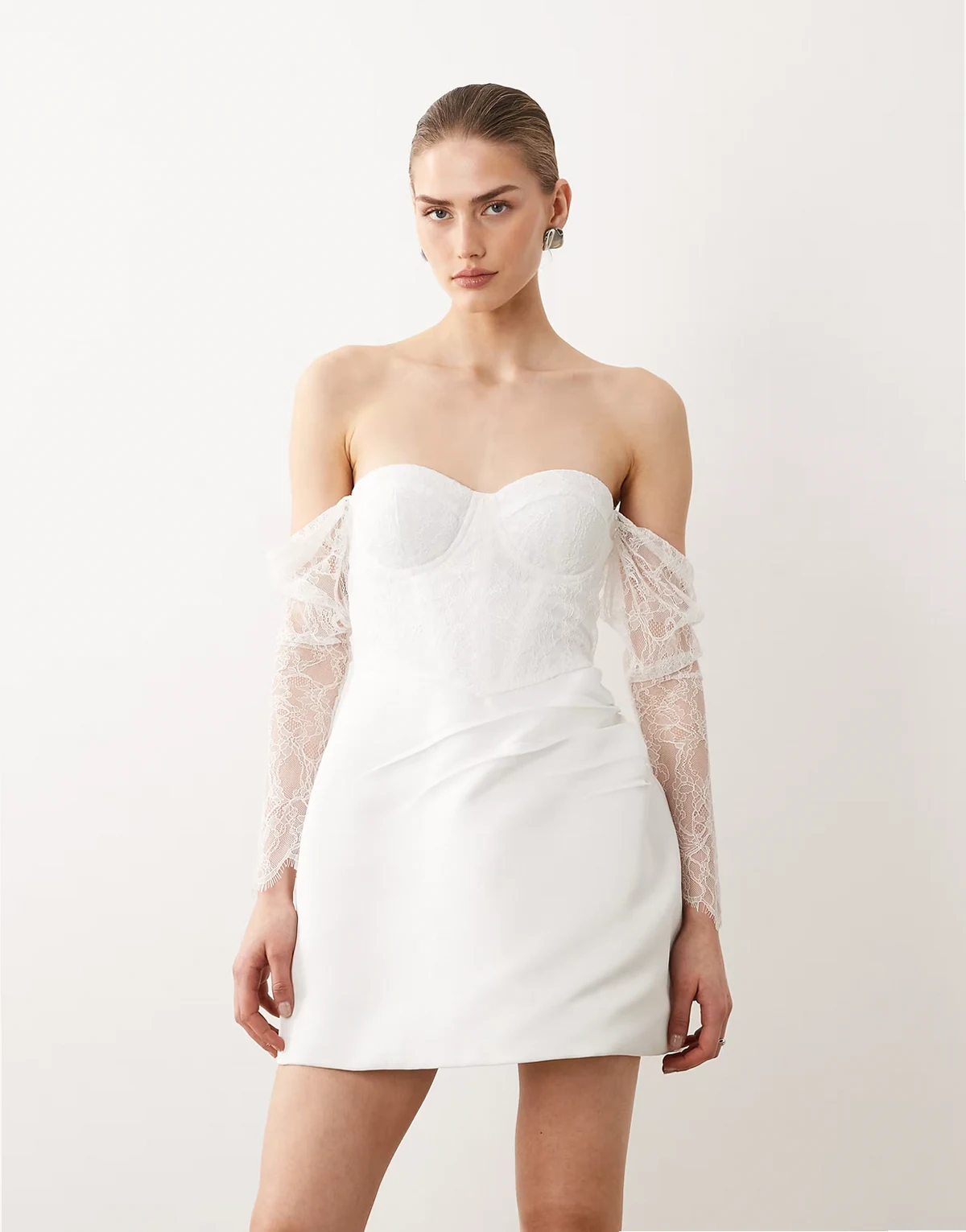 – Bridal – Minikleid in Weiß mit abfallender Schulterpartie und Spitzenärmeln