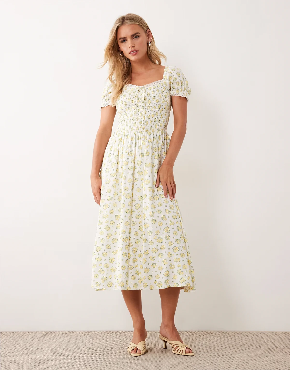 Nobody's Child Petite – Savanna – Midikleid in Elfenbein mit Blümchenmuster