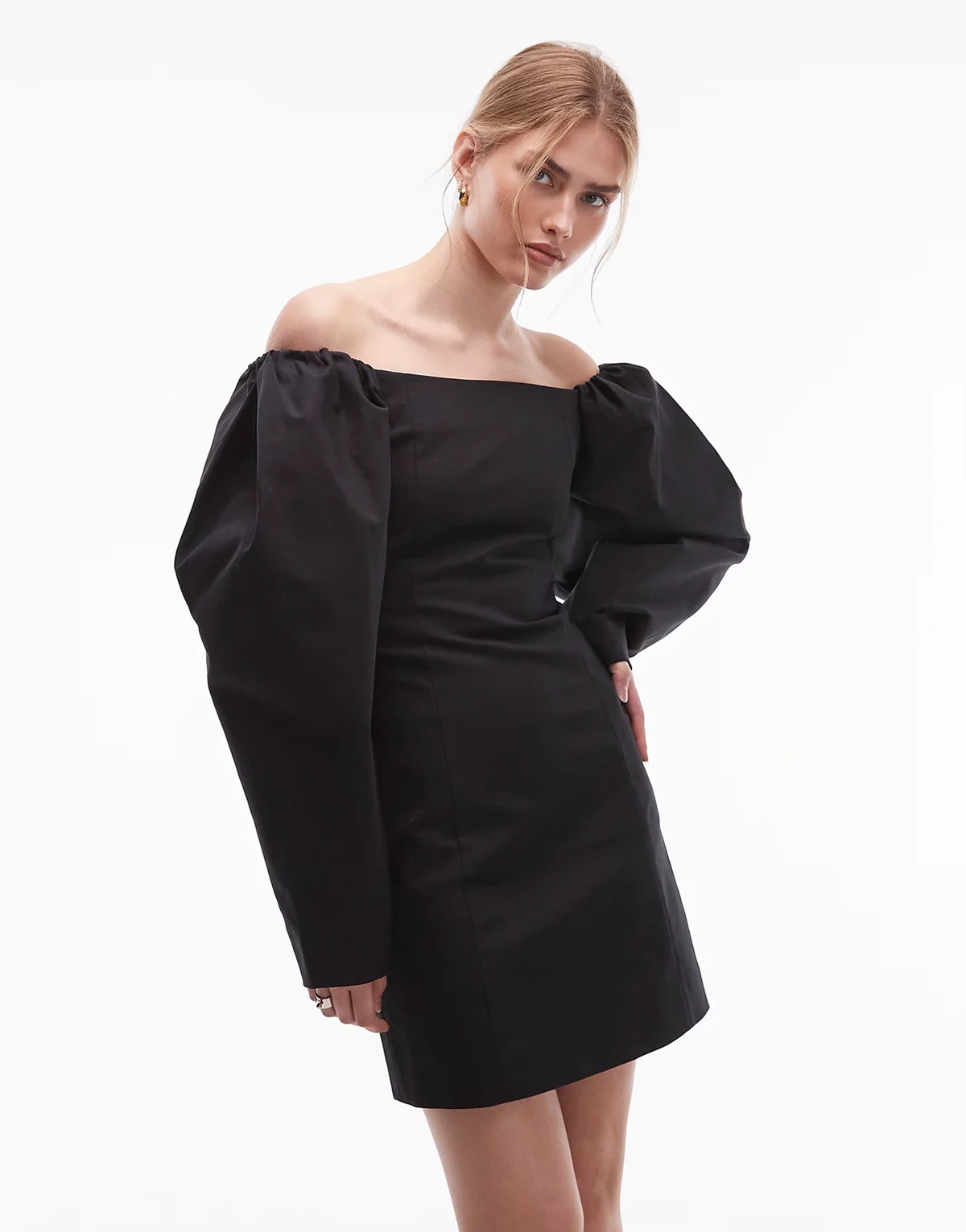 – Schulterfreies, enganliegendes Minikleid in Schwarz mit voluminösen Ärmeln