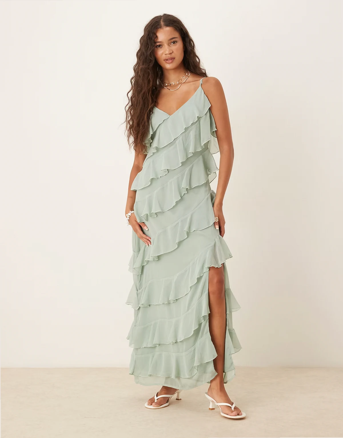 – Maxikleid in Salbeigrün mit Seitenschlitz und asymmetrischen Rüschen