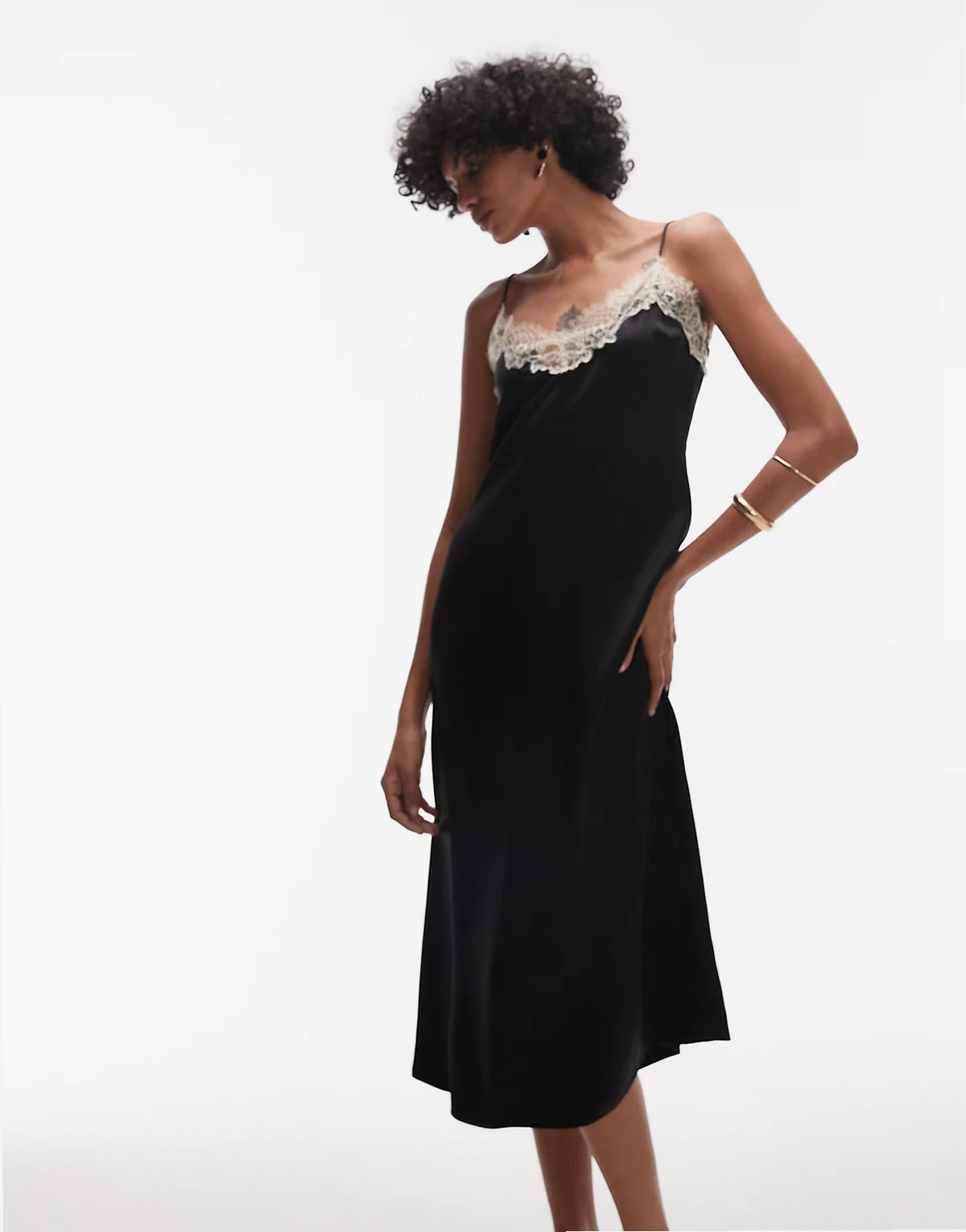 – Träger-Midikleid aus Satin in Schwarz mit farblich abgesetzter Spitzenborte in Weiß