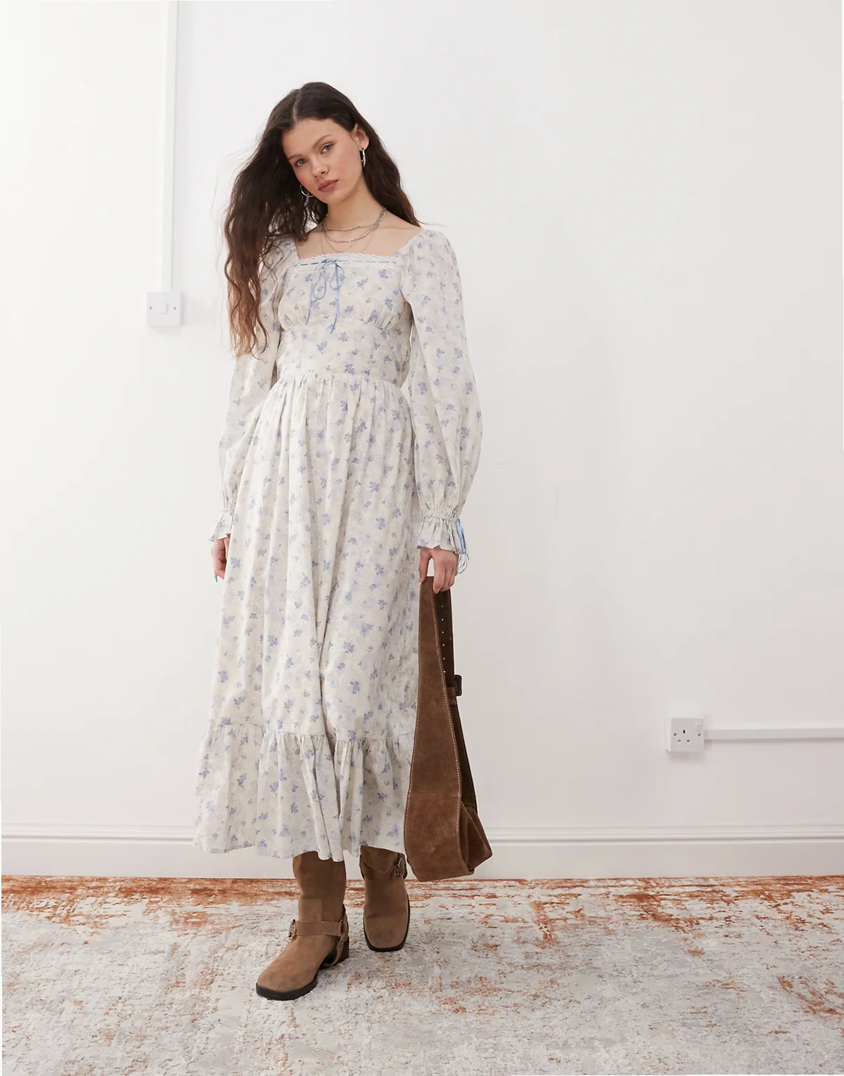 – Maxikleid im Milchmädchen-Stil mit blauem Blumenmuster