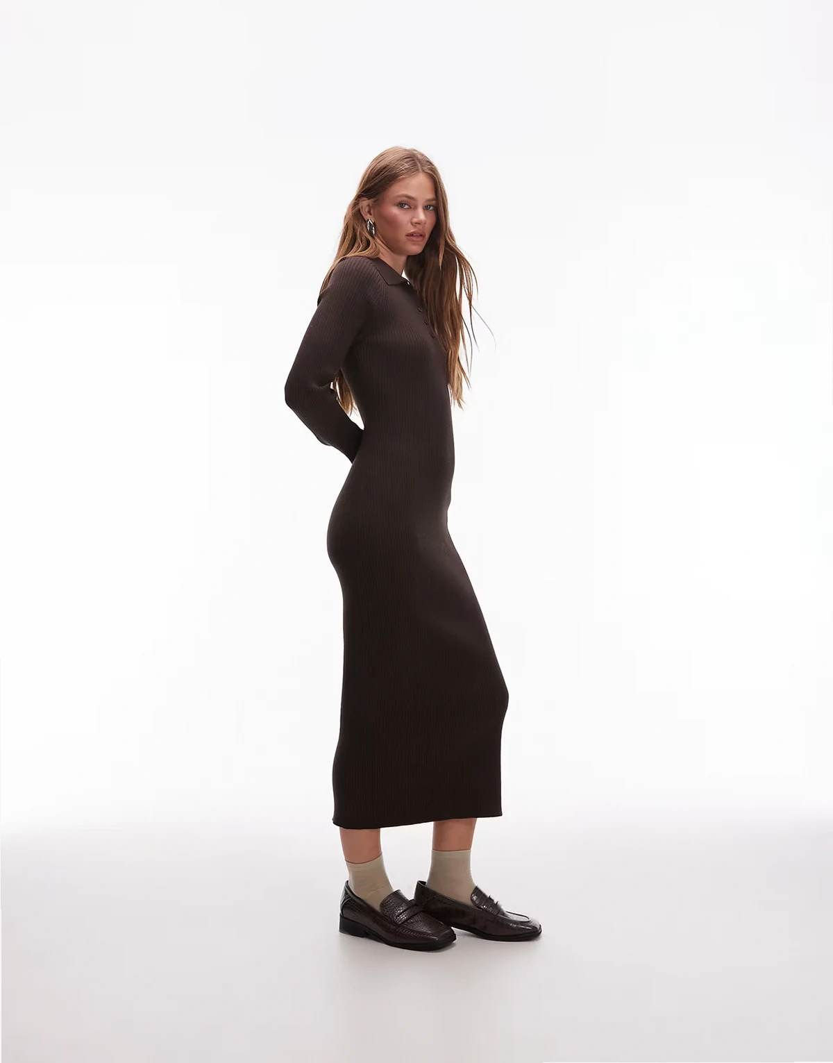 – Strick-Midikleid in Braun mit Polokragen