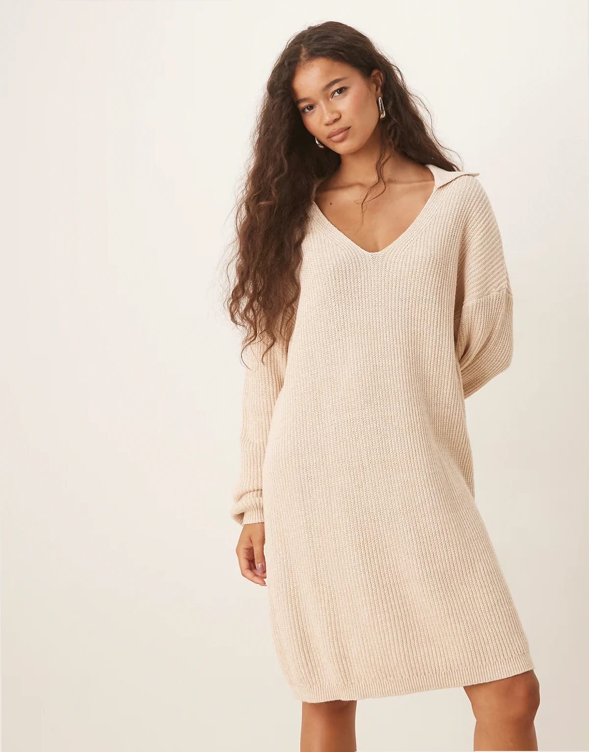 – Midi-Pulloverkleid in meliertem Beige mit V-Ausschnitt