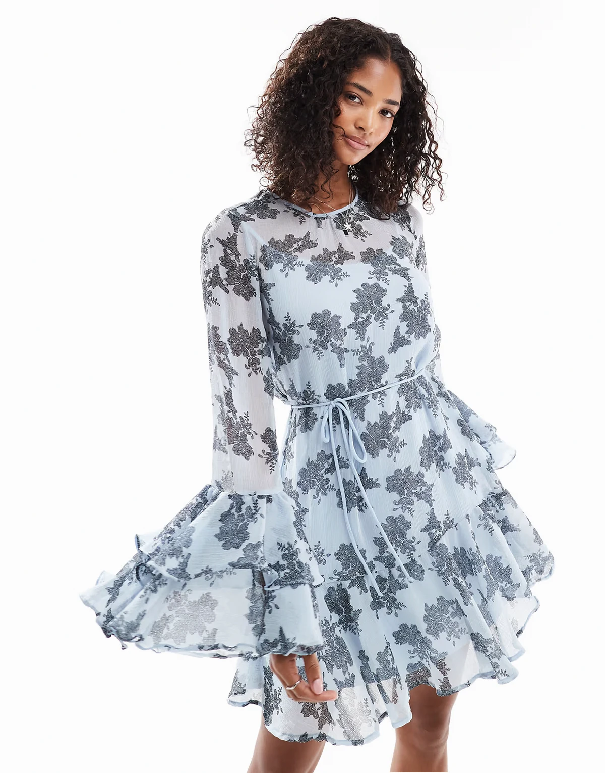 – Kurzes Boho-Kleid aus Chiffon mit Rüschenärmeln und blauem Blumenmuster