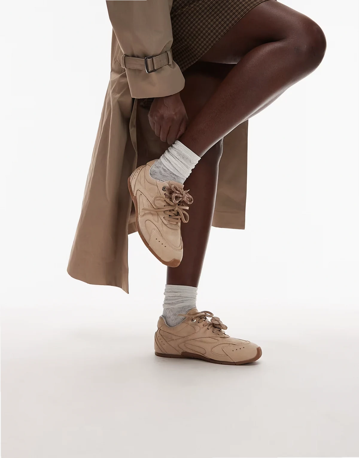 – Myr-aa – Zamszowe buty sportowe w kolorze waniliowym